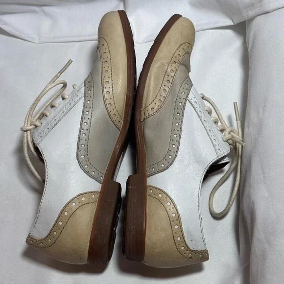 Born Elegant Two-Tone Leather Oxford Shoes - Picture 6 of 9